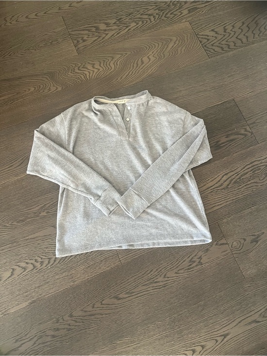 DONNI. Tops - Donni crewneck Lightweight Gray Henley Sweater size small